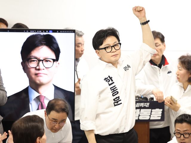 한동훈 무소속 6·3 국회의원 부산 북구갑 보궐선거 후보가 10일 부산 북구 선거 캠프에서 열린 선거 사무소 개소식에서 인사하고 있다. [사진제공=뉴시스]