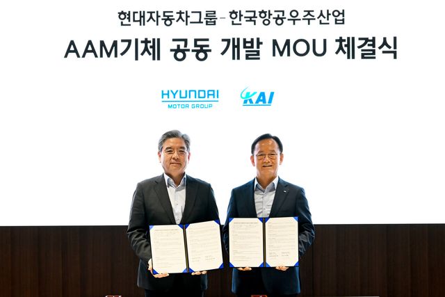 현대자동차그룹은 지난 8일 서울 서초구 소재 현대자동차·기아 본사에서 ‘항공용 전동화 파워트레인을 기반으로 하는 미래 항공 모빌리티 기체 공동 개발 협약’을 체결했다. 왼쪽부터 현대차 장재훈 부회장, 한국항공우주산업 김종출 사장. [사진=현대자동차그룹]