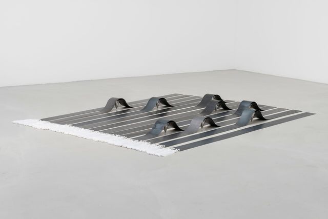 바깥으로 뻗은 다리, 2025, 철, 스테인리스 스틸, 실, 250 x 180 x 13cm<br>