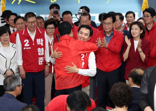 장동혁 국민의힘 대표와 송언석 원내대표가 10일 부산 북구의 한 건물에서 열린 박민식 부산 북구갑 국회의원 보궐선거 후보 선거사무소 개소식에 참석, 지지자들에게 인사하고 있다. [사진제공=뉴시스]