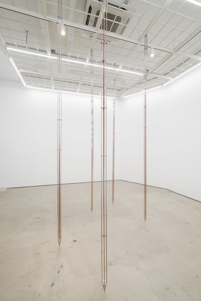 발끝, 2024, 스테인리스 스틸, 플라스틱 비즈, 10x10x410cm<br>