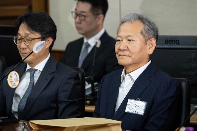 이상민 전 행정안전부 장관이 지난해 10월 17일 서울 서초구 서울중앙지법에서 진행된 내란 중요임무 종사 등 혐의 첫 공판기일에 출석해 있다. [사진제공=뉴시스]<br>