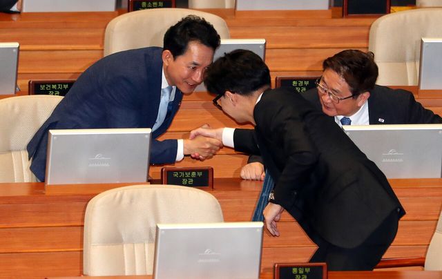 지난 2023년 6월 19일 박민식 당시 국가보훈부 장관이 서울 여의도 국회 본회의장에서 열린 제407회국회(임시회) 4차 본회의에서 한동훈 법무부 장관과 인사하고 있다. [사진제공=뉴시스]