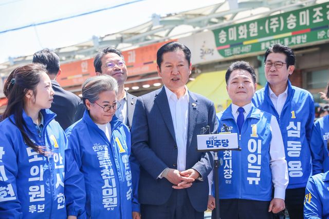&nbsp;정청래 더불어민주당 대표가 지난 5일 경기도 동두천시 중앙로 동두천큰시장 지원 유세현장에서 발언을 하고 있다. [사진제공=뉴시스]<br>