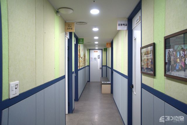 상록야학 전경. 왼쪽부터 교무실과 중·고등·초등학교 반 교실이 나란히 위치해 있다. 복도 벽면에는 체육대회 등 학교 행사 사진이 게시돼 있다. ⓒ투데이신문<br>