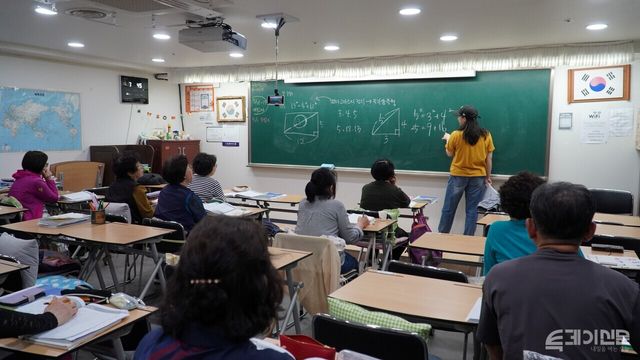 노호연 교사가 중학교 1학년 수학 수업을 진행하고 있다. 지난 4일 황금연휴 기간임에도 정원의 절반 이상이 출석했다.&nbsp;ⓒ투데이신문