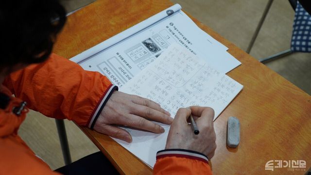 초등학교 반 학생이 수업 시간에 배운 낱말을 공책에 받아쓰고 있다. ⓒ투데이신문<br>