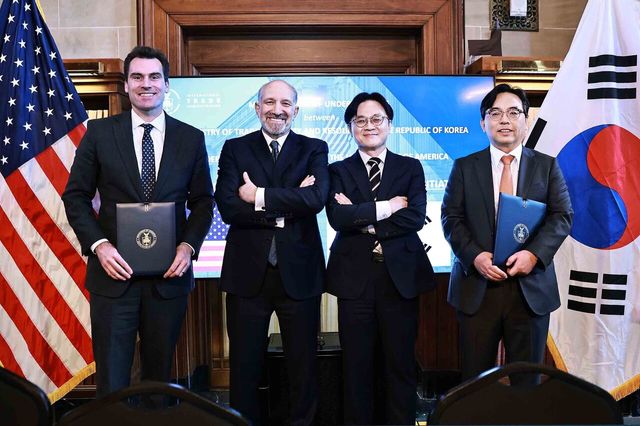 산업통상부 김정관 장관은 지난 8일(현지시간) 미국 워싱턴DC 상무부에서 하워드 러트닉 상무부 장관과 ‘한·미 조선 파트너십 이니셔티브 업무협약(MOU)’을 체결했다. [사진=산업통상부]