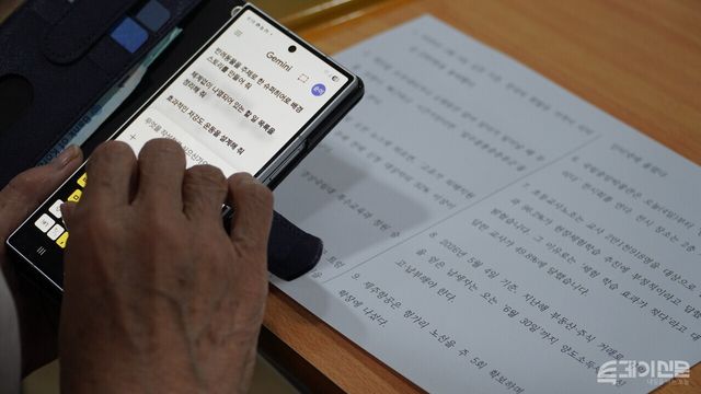 고등학교 3학년 반 학생이 인공지능 '제미나이'를 활용해 가짜뉴스를 판별하는 실습을 하고 있다. ⓒ투데이신문