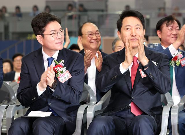 정원오 더불어민주당 서울시장 후보와 오세훈 국민의힘 서울시장 후보가 6일 서울 중구 장충체육관에서 열린 2026 서울시 어버이날 기념식에서 박수를 치고 있다. [사진제공=뉴시스]