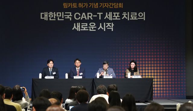 세포치료제 개발 기업 큐로셀은 14일 오전 서울 광화문 포시즌스호텔에서 국내 최초의 CAR-T 치료제 ‘림카토’의 품목허가를 기념해 기자 간담회를 열었다.사진 왼쪽부터 큐로셀 이승원 상무, 김건수 대표, 삼성서울병원 김원석 교수, 큐로셀 조수희 센터장. [사진=큐로셀]