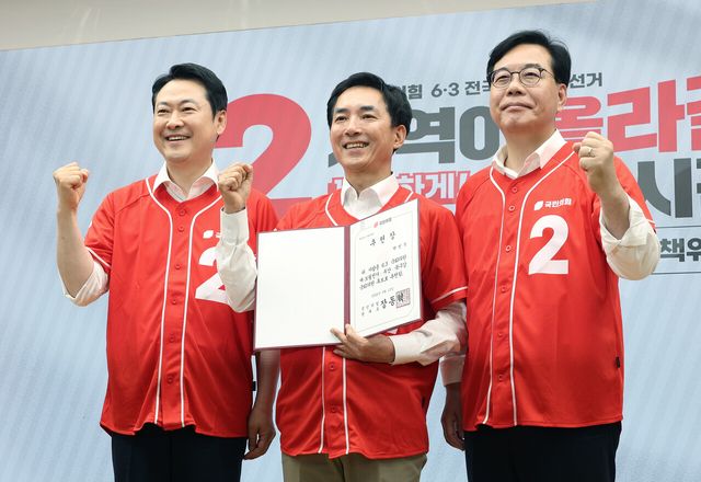 장동혁 국민의힘 대표와 송언석 원내대표가 13일 오전 서울 여의도 중앙당사에서 열린 국민무시 심판 공소취소 저지 국민선거대책위원회 출범식에서 박민식 6·3 부산 북구갑 국회의원 보궐선거 후보와 기념촬영을 하고 있다. [사진제공=뉴시스/공동취재단]