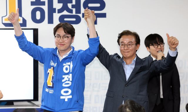 하정우 더불어민주당 부산 북구갑 국회의원 보궐선거 후보가 10일 부산 북구의 한 건물에서 자신의 선거사무소 개소식을 열고 전재수 부산시장 후보와 손을 잡고 지지자들에게 인사하고 있다. [사진제공=뉴시스]
