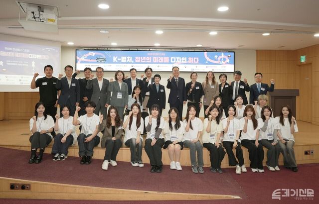 투데이신문사와 청년플러스포럼이 20일 오후 2시 서울 여의도 국회의원회관 제2소회의실에서 진행한 ‘K-컬처, 청년의 미래를 디자인하다’ 주제로 제9회 청년플러스포럼에서 관계자, 내빈, 청년들이 기념사진을 촬영하고 있다. ⓒ투데이신문<br>