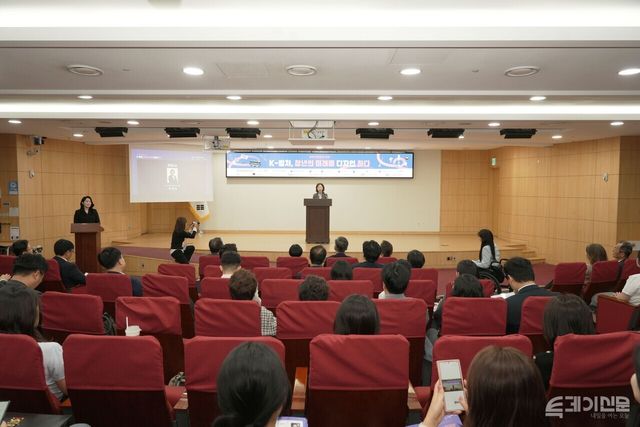 투데이신문사와 청년플러스포럼이 20일 오후 2시 서울 여의도 국회의원회관 제2소회의실에서 진행한 ‘K-컬처, 청년의 미래를 디자인하다’ 주제로 제9회 청년플러스포럼 현장 모습. ⓒ투데이신문