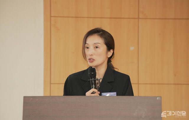 20일 서울 여의도 국회 의원회관 제2소회의실에서 ‘K-컬처, 청년의 미래를 디자인하다’를 주제로 ‘제9회 청년플러스포럼’이 개최됐다. 한국패션협회 성래은 회장이 ‘K-컬처의 마지막 퍼즐:패션의 본질 그리고 K-패션’을 주제로 발표하고 있다. ⓒ투데이신문