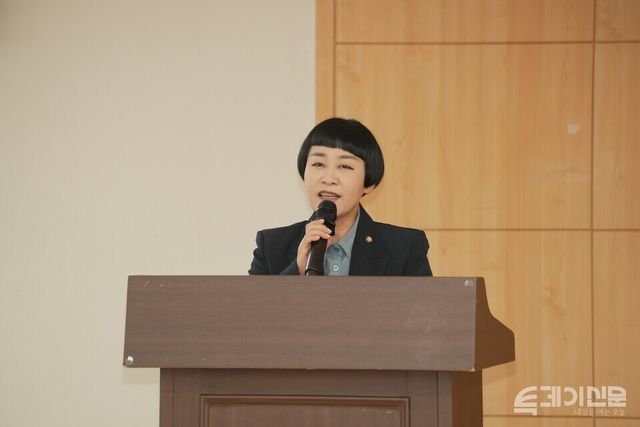 제9회 청년플러스포럼 ‘K-컬처, 청년의 미래를 디자인하다’에서 조국혁신당 김재원 의원이 주제 발표를 진행하고 있다. ⓒ투데이신문