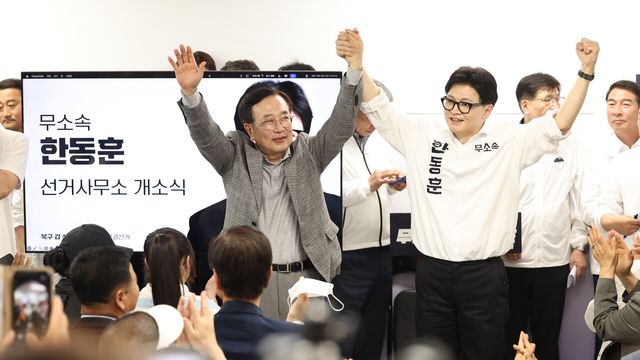 한동훈 무소속 6·3 국회의원 부산 북구갑 보궐선거 후보가 10일 부산 북구 선거 캠프에서 열린 선거 사무소 개소식에서 서병수 명예선대위원장과 인사하고 있다. [사진제공=뉴시스]