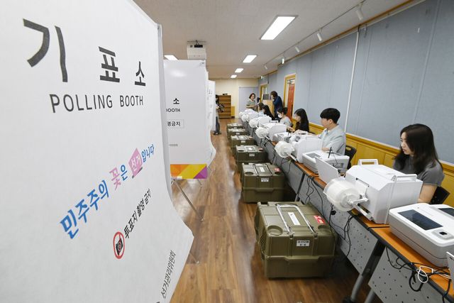 제9회 전국동시지방선거 사전투표를 열흘 앞둔 19일 경기 수원시 권선구 권선2동 행정복지센터에서 선거관리위원회 관계자들이 사전투표 모의시험을 하고 있다. [사진제공=뉴시스]