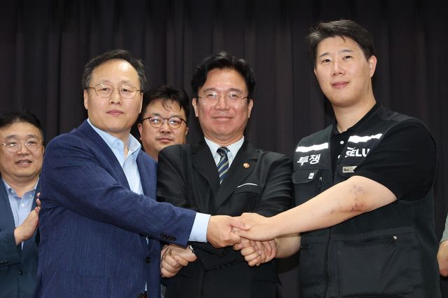 지난 20일 경기 수원시 장안구 경기고용노동청에서 진행된 삼성전자 임금협상을 마친 후 삼성전자 DS(디바이스솔루션·반도체 사업 담당) 여명구 피플팀장(왼쪽부터)과 고용노동부 김영훈 장관, 삼성그룹 초기업노동조합 삼성전자지부 최승호 위원장이 잠정 합의한에 서명한 뒤 기념사진을 촬영하고 있다. [사진제공=뉴시스]
