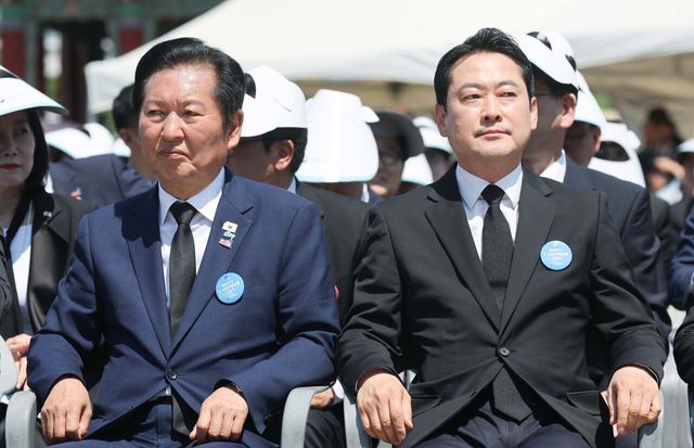 정청래(왼쪽) 더불어민주당 대표와 장동혁 국민의힘 대표가 18일 광주 동구 5·18민주광장에서 열린 제46주년 5·18민주화운동 기념식에 참석해 있다. 두 사람은 각각 민주당 총괄상임선대위원장과 국민의힘 상임선대위원장으로서 이번 지방선거와 재보궐선거를 이끌게 된다. [사진제고=뉴시스]