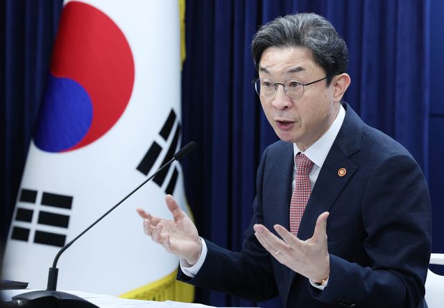 기자간담회 중인 이억원 금융위원장 [사진=뉴시스]