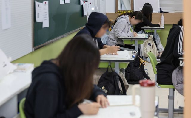 지난 7일 대구 소재 한 고등학교에서 3학년 학생들이 시험을 보고 있다. 위 사진은 기사와 직접 관련 없음. [사진제공=뉴시스]