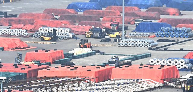 경기도 평택시 포승읍 평택항 야적장에 쌓인 철강제품들. [사진=뉴시스]