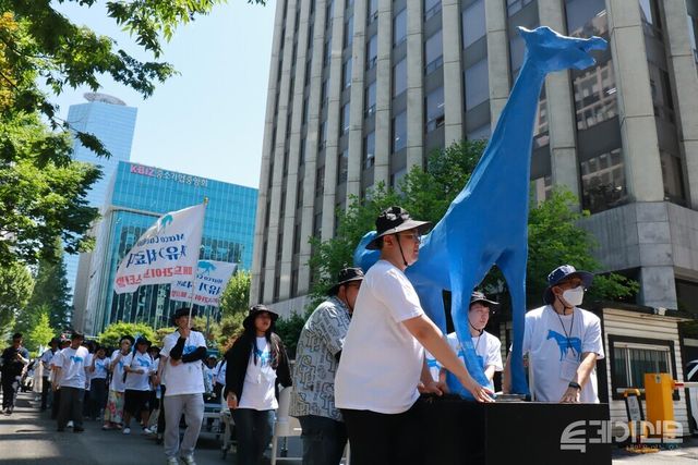정신장애·정신질환 당사자와 시민들이 22일 서울 여의도 국회의사당역 일대에서 열린 매드프라이드 페스티벌 퍼레이드에 참여해 “자유가 곧 치료” 등의 구호를 외치며 행진하고 있다.&nbsp;ⓒ투데이신문<br>