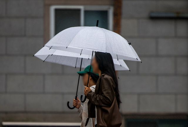 지난&nbsp;11일 서울 중구 충무로역 인근에서 우산을 시민들이 이동하고 있다. [사진 제공=뉴시스]