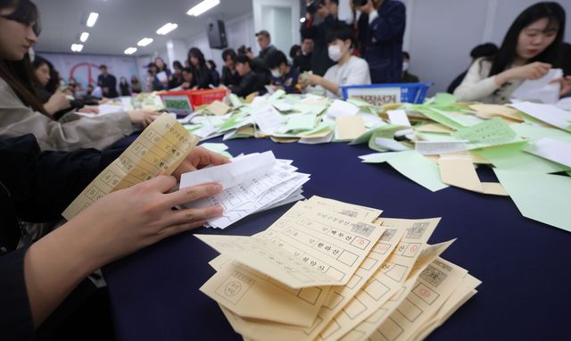 지난 3월 31일 오전 서울 종로구 서울시선거관리위원회에서 열린 <strong>‘</strong>제9회 전국동시지방선거 대비 모의 개표 실습<strong>’</strong>에서 구 선관위 관계자들이 투표지 분류 작업을 하고 있는 모습. [사진제공=뉴시스]<br>