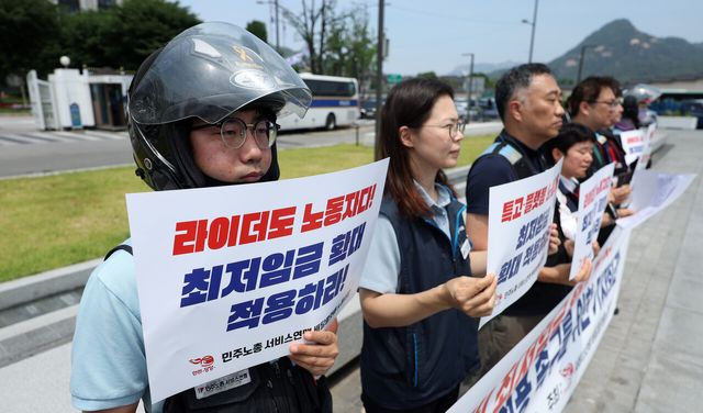 전국민주노동조합총연맹 서비스연맹 배달플랫폼 노동조합원들이 지난해 6월 9일 서울 종로구 정부서울청사 앞에서 기자회견을 열고 배달노동자 최저임금 확대 적용을 촉구하고 있다. [사진제공=뉴시스]