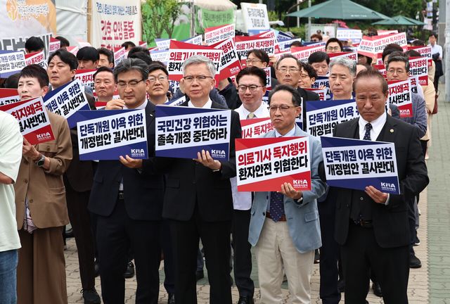 대한의사협회 김택우 회장과 대한치과의사협회 이정우 회장직무대행 등 의료계 관계자들이 지난 19일 오후 서울 여의도 국회 정문 앞에서 의료기사법 개정 결사 저지, 전국 의사·치과의사 대표자 궐기대회에 참석해 있다. [사진제공=뉴시스]