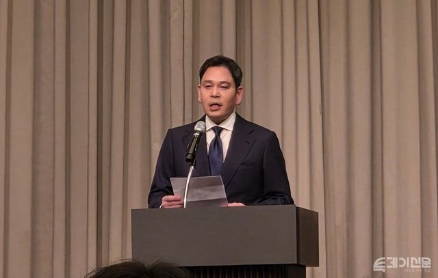 신세계그룹 정용진 회장이 26일 서울 강남구 조선팰리스 호텔에서 열린 기자회견에서 스타벅스 코리아의 '5·18 탱크데이' 마케팅 논란과 관련해 대국민 사과를 하고 있다. ⓒ투데이신문