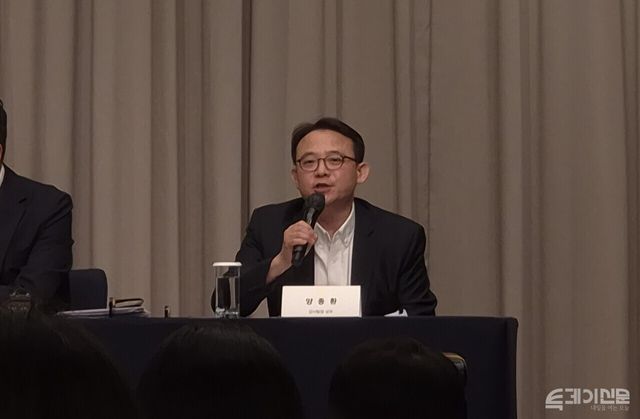 신세계그룹 양종환 감사팀장 상무가 26일 서울 강남구 조선팰리스 호텔에서 스타벅스 코리아 ‘5·18 탱크데이’ 마케팅 논란 관련 조사 결과를 설명하고 있다. ⓒ투데이신문