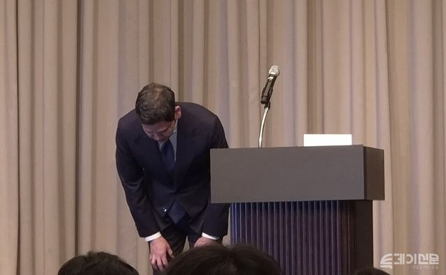 신세계그룹 정용진 회장이 26일 서울 강남구 조선팰리스 호텔에서 열린 기자회견에서 스타벅스 코리아의 '5·18 탱크데이' 마케팅 논란과 관련해 고개 숙여 사과하고 있다.&nbsp;ⓒ투데이신문<br>