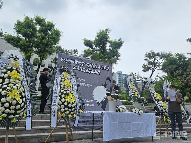 한국정신장애인연합회와 유가족들이 27일 오후 인천지검 부천지청 앞에서 추모식을 진행하고 있다. ⓒ투데이신문<br>