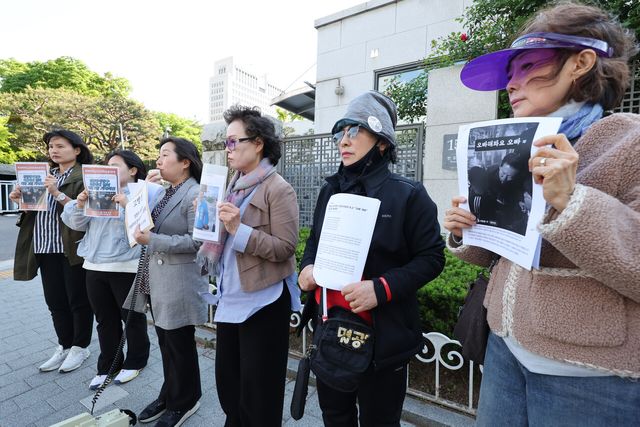 학생학부모교사인권보호연대 회원들이 4일 오후 서울 서초구 대검찰청 앞에서 정청래 더불어민주당 대표와 하정우 부산 북구갑 국회의원 보궐선거 후보 고발 기자회견을 하고 있다. 이들은 지난 3일 초등학교 1학년 학생에게 정 대표가 하 후보를 '오빠'라고 불러보라고 말한 것과 관련, 정 대표와 하 후보를 아동복지법 위반(정서적 학대) 혐의로 대검찰청에 고발한다고 밝혔다. 2026.05.04. h