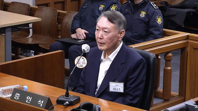 윤석열 전 대통령이 지난해 11월 19일 서울 서초구 서울중앙지법에서 진행된 내란방조, 위증 등 혐의 한덕수 전 국무총리 10차 공판에 증인으로 출석해 있는 모습. [사진제공=뉴시스]<br>