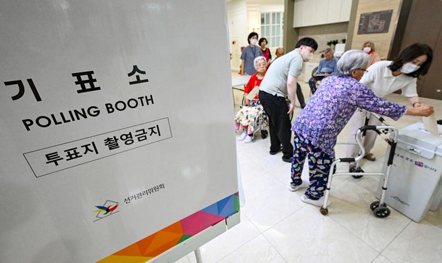 제9회 전국동시지방선거를 앞둔 지난 27일 경기 수원시 소재 한 요양원에 마련된 거소투표소에서 어르신이 투표를 하고 있는 모습. [사진제공=뉴시스]