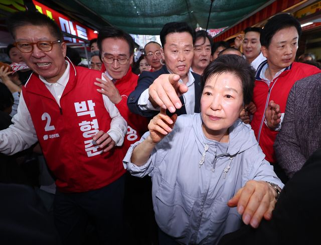 제9회 전국동시지방선거 부산지역 국민의힘 후보들 지원에 나선 박근혜 전 대통령이 27일 오후 부산 기장시장을 찾아 시민들에게 인사하고 있다. [사진제공=뉴시스/공동취재단]