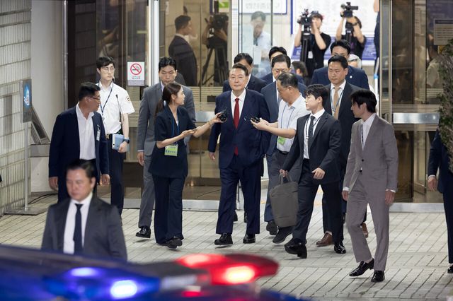 윤석열 전 대통령이 지난 2025년 7월 9일 서울 서초구 서울중앙지법에서 열린 직권남용 등 혐의 영장실질심사(구속 전 피의자 심문)를 마친 뒤 대기 장소인 서울구치소로 이동하기 위해 법원을 나서고 있다. 12·3 비상계엄 사태의 '정점'으로 조은석 특별검사가 이끄는 내란 특검팀에 구속영장이 청구된 윤 전 대통령은 지난 1월 18일 내란우두머리 등 혐의 영장실질심사를 받은 지 172일 만에 재구속 기로에 서게 됐다. 현재 윤 전 대통령은 내란 등의 혐의로 복역중이다. [사진제공=뉴시스]