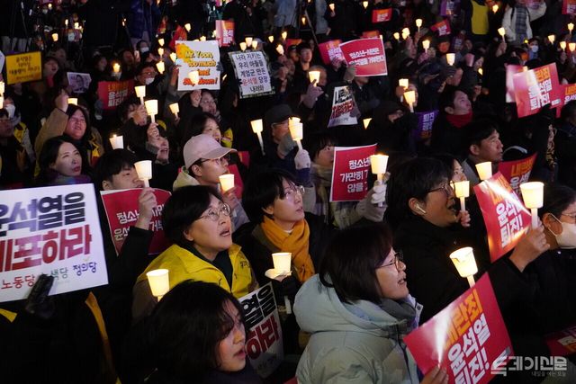 전국민주노동조합총연맹(이하 민주노총), 참여연대 등 시민단체들이 진행한 윤석열 정권의 퇴진을 요구하는 촛불집회에 참석한 시민드리 구회를 외치고 있다. ⓒ투데이신문