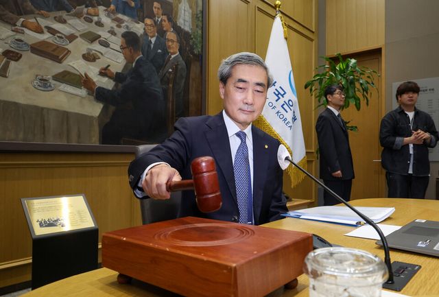 한국은행 신현송 총재가 28일 서울 중구 한국은행 본관에서 열린 취임 후 첫 금융통화위원회 본회의에서 의사봉을 두드리고 있다. [사진=뉴시스]