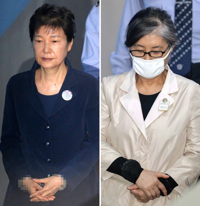 첫 여성 대통령이자 최초로 탄핵된 박근혜(왼쪽) 전 대통령과 그의 40년 지기이자 국정농단 사건 핵심인 최순실 씨가 지난 2017년 5월 23일 오전 서울 서초구 서울중앙지방법원 417호 대법정에서 열린 첫 공판에 수갑을 차고 나란히 앉아 있다. [사진제공=뉴시스]