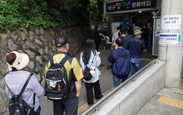 제9회 전국동시지방선거 및 부산 북구갑 국회의원 보궐선거 사전투표 첫날인 29일 부산 북구 만덕2동행정복지센터를 찾은 시민들이 2층에 마련된 사전투표소로 들어가기 위해 길게 줄을 서고 있다. [사진제공=뉴시스/공동취재단]