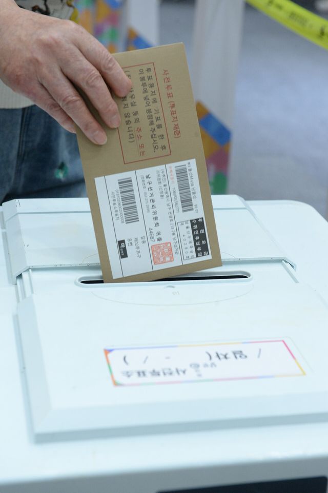 제9회 전국동시지방선거 사전투표 첫날인 29일 울산 남구청 대강당에 마련된 사전투표소를 찾은 시민이 투표를 하고 있다. [사진제공=뉴시스]