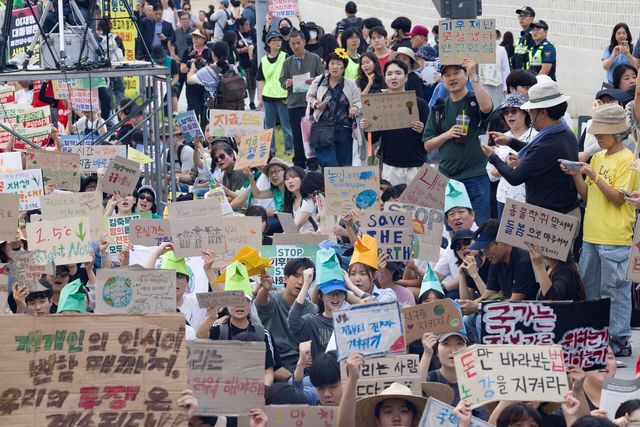 지난해 9월 27일 서울 종로구 광화문 동십자각 인근에서 진행된 2025 기후정의행동에서 참가자들이 직접 만든 손피켓을 들고 있다. [사진제공=뉴시스]
