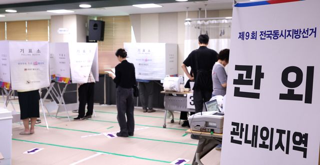 제9회 전국동시지방선거 사전투표 첫날인 29일 오전 인천 연수구 송도2동 행정복지센터에 마련된 사전투표소에서 유권자들이 투표를 하고 있다. [사진제공=뉴시스]