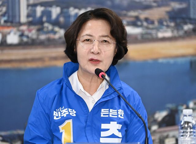 추미애 더불어민주당 경기도지사 후보가 지난 20일 경기 여주시 박시선 여주시장 후보 선거사무소에서 열린 중앙선거대책위원회의에서 발언하고 있다.<br>